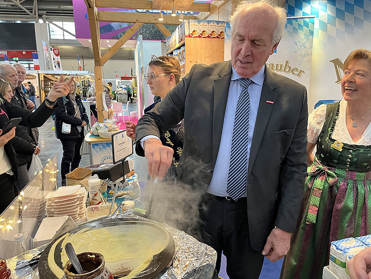 food & Life: Handwerkskammer-Präsident Franz Xaver Peteranderl am Stand von Mehlzauber (©Foto:Martin Schmitz)